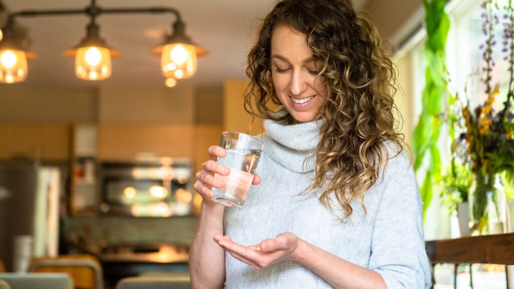 Frau mit Supplements in der Hand