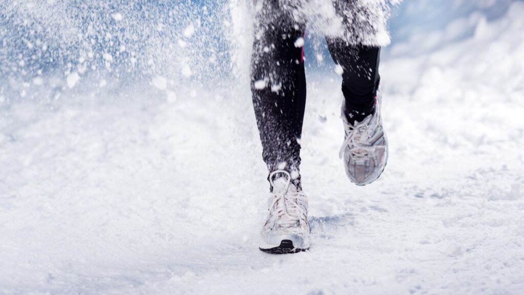 Sportschuhe rennen durch Schnee