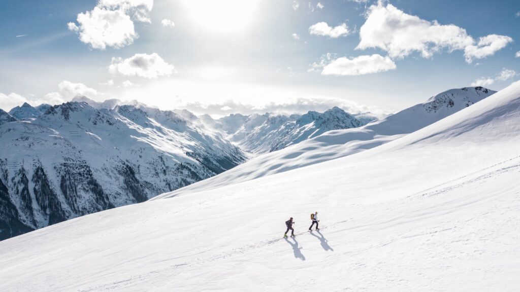 Zwei Personen auf Skitour