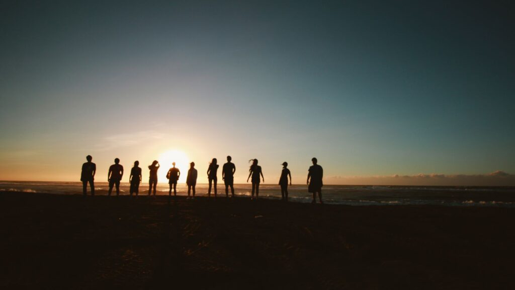 Gruppe von Menschen am Strand