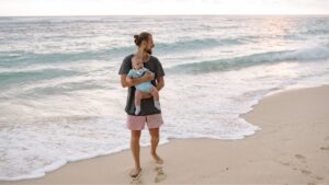 Papa mit Baby am Strand