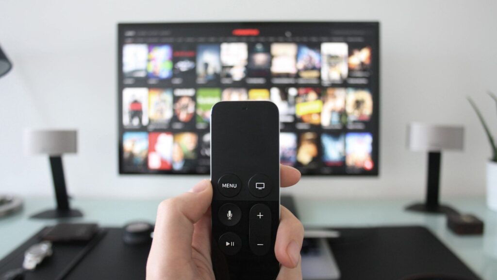 Die 10 besten Biohacking Dokumentationen auf einem TV im Hintergrund