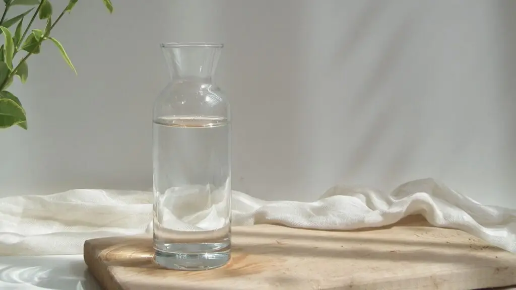 Ein Glas Wasser auf einem Holzbrett