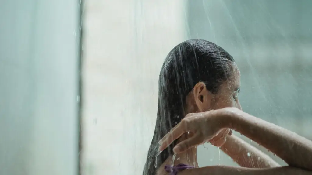 Frau unter der Dusche