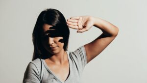 Frau in hellem Licht