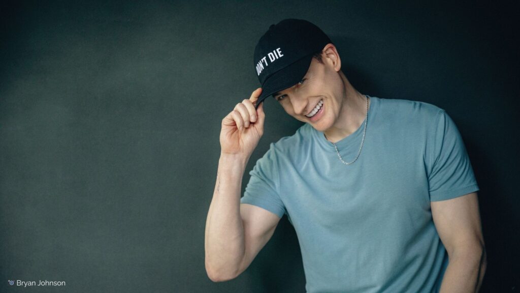 Bryan Johnson Porträt mit "Don't Die" Cap