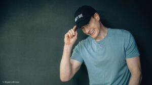 Bryan Johnson Porträt mit "Don't Die" Cap