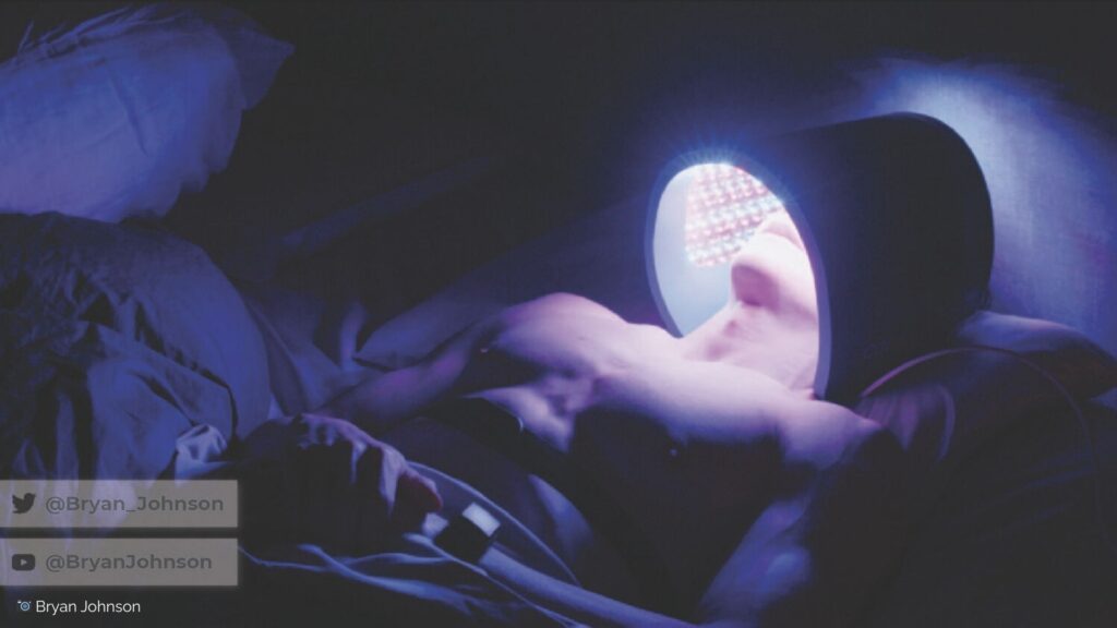 Bryan Johnson unter einer Lichttherapie-Lampe