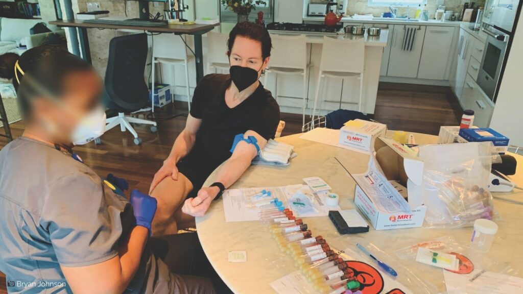 Bryan Johnson bei Bluttests mit Krankenschwester
