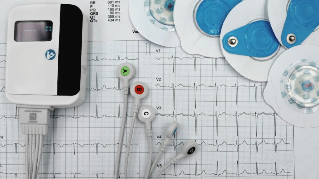 EEG Messgeraet mit Daten als Symbol fuer die staendige Messbarkeit des Blueprint Protokolls
