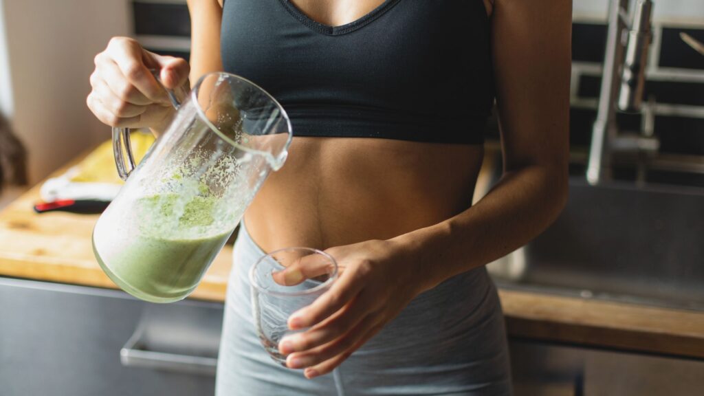 Frau mit BIOGENA ONE Supplement-Drink - Der All-in-One Lösung für Biohacker