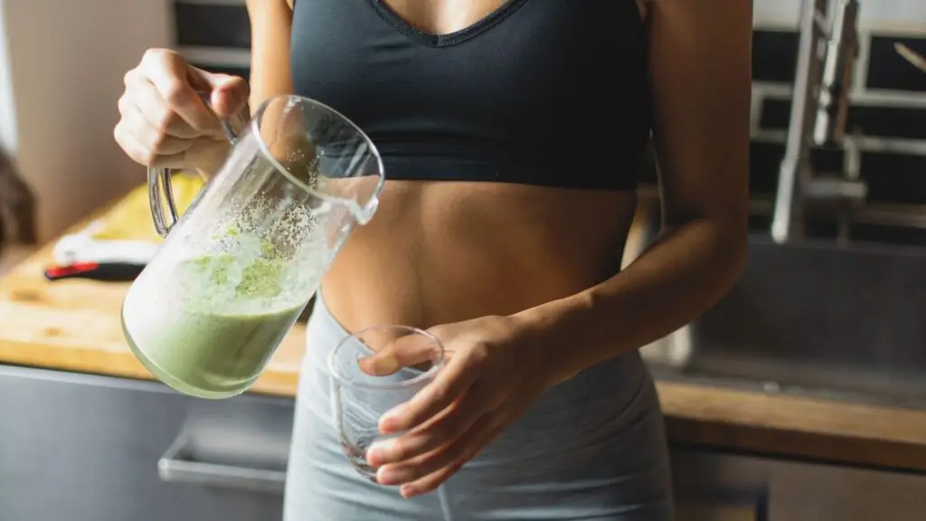Frau mit Green Drink