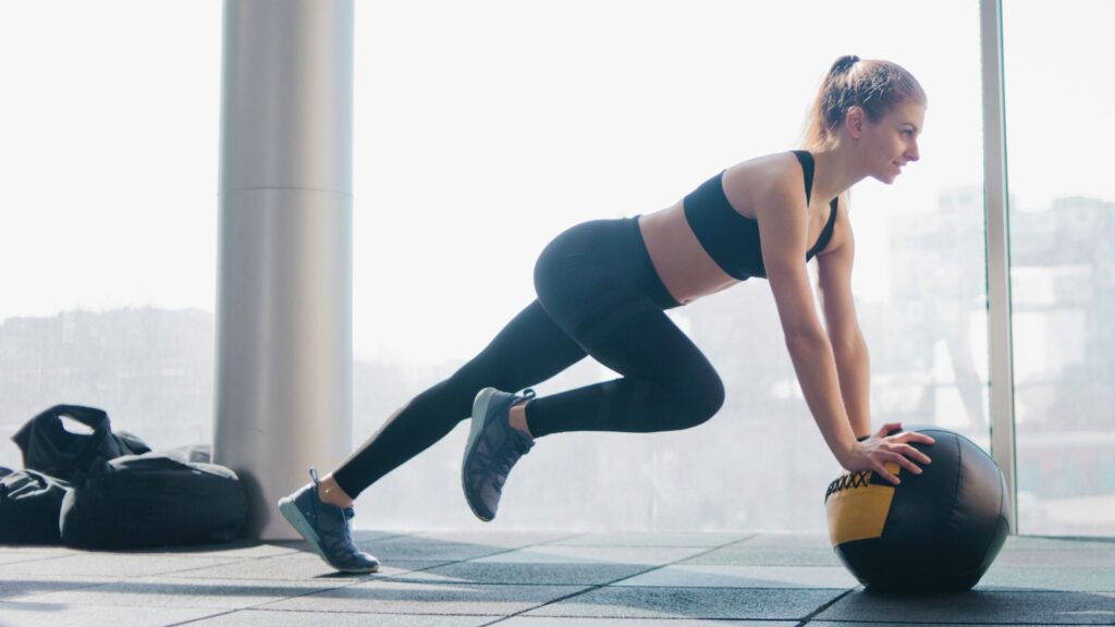 Frau macht Sport als Teil ihrer Biohacking Routine