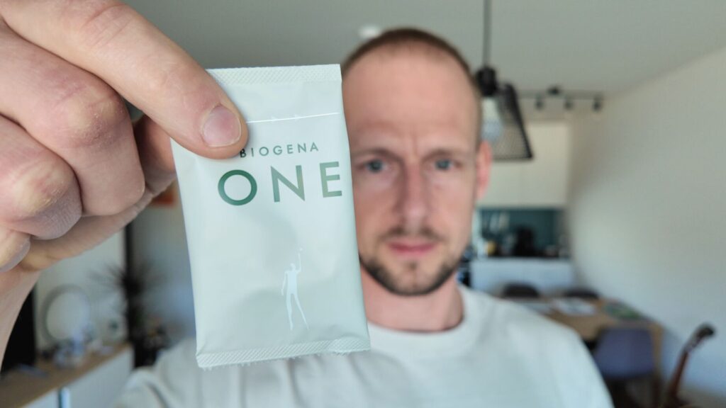 Marco Grosch mit BIOGENA ONE Sachet als Teil seiner minimalistischen Biohacking Supplement Routine