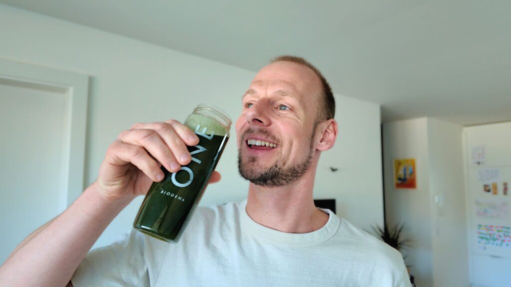 Marco Grosch trinkt BIOGENA ONE als Teil seiner minimalistischen Biohacking Supplement Routine