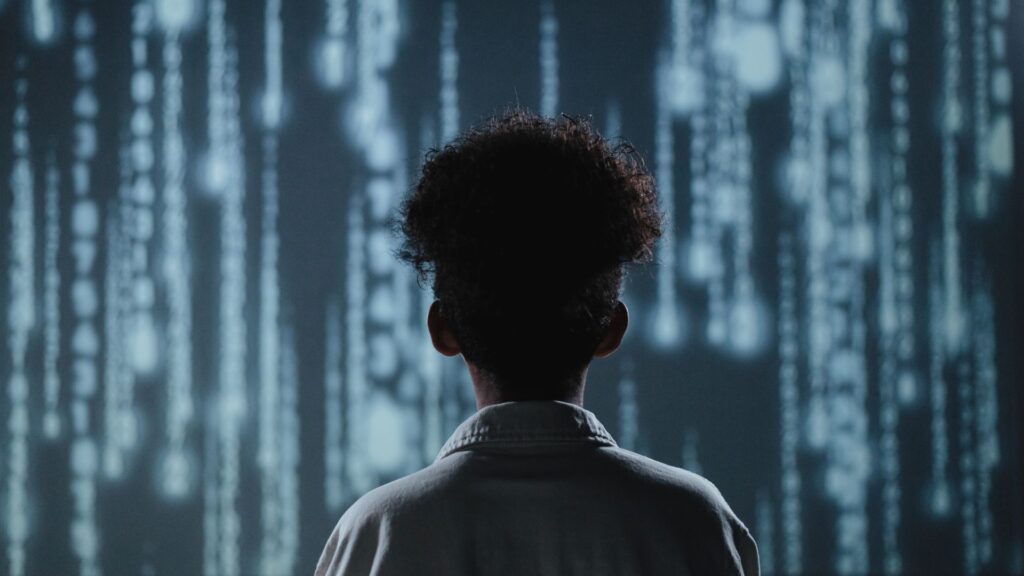 Kind vor riesigem Datenstrom wie in Matrix