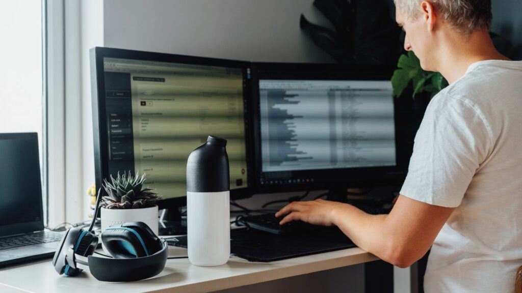 Mann sucht am PC nach den ersten Schritten im Biohacking