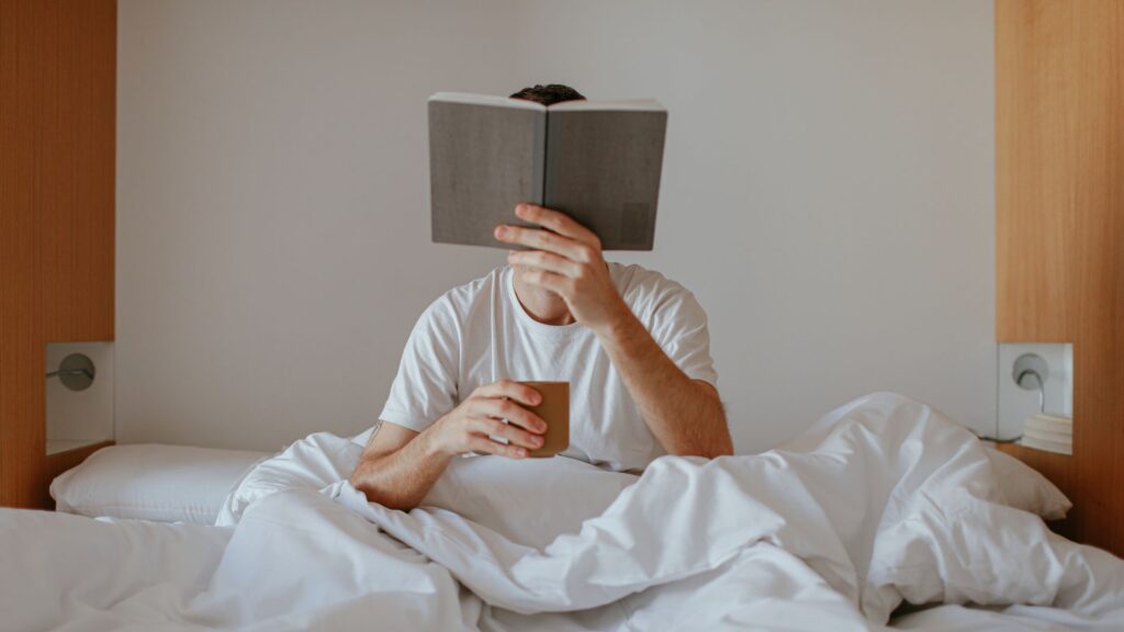 Mann im Bett bei seiner Routine für Biohacking Einsteiger