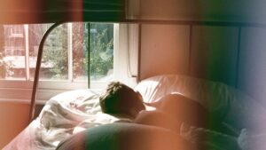 Biohacker-Schlafroutine mit reduziertem Licht: Entspannung in einem natürlichen, dunklen Schlafzimmer