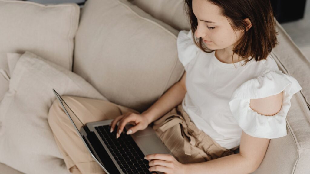 Frau arbeitet am Abend noch am Laptop - Ein Fehler wenn es um besser schlafen mit Biohacking geht