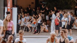 FlowFest 2023 in München - Teilnehmer:innen im Austausch beim Biohacking-Festival