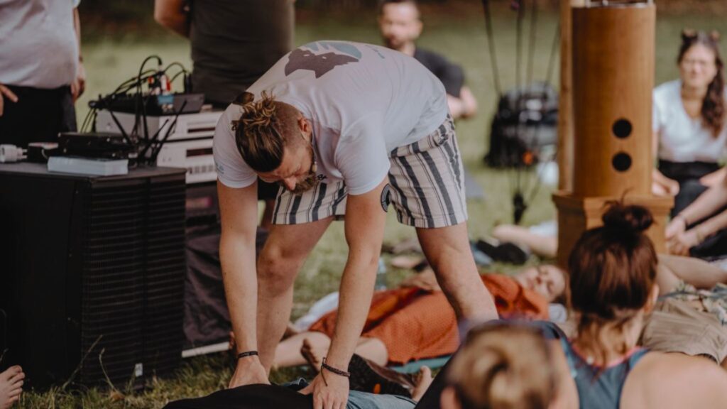 Geführte Atemübung mit Rolf Duda auf dem FlowFest - Teilnehmer erleben Biohacking live