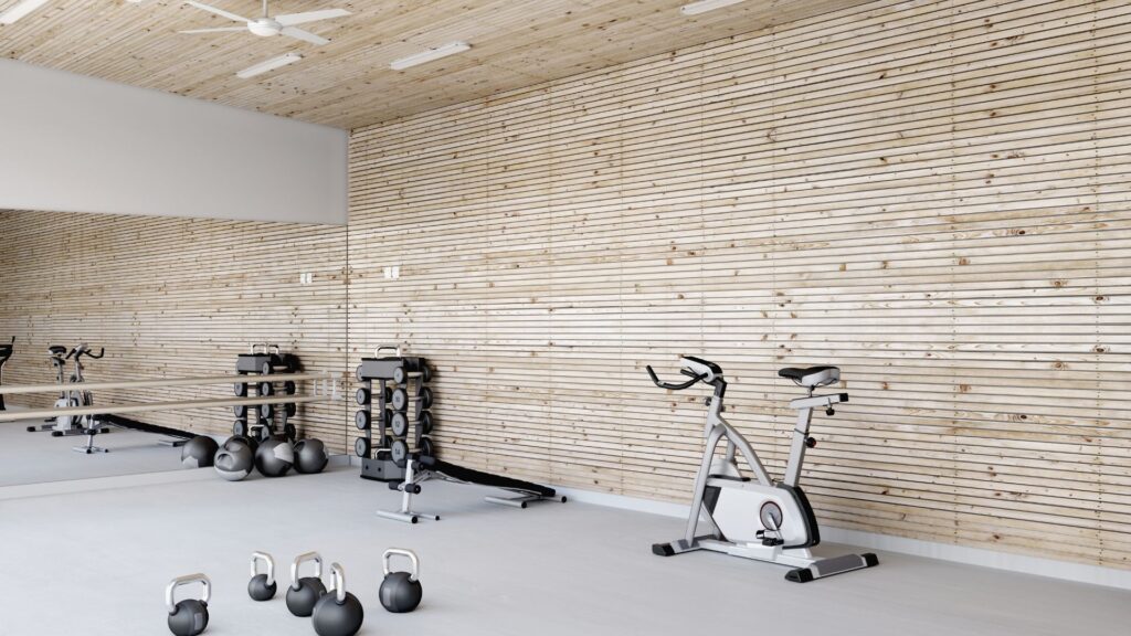 Minimalistischer Trainingsraum mit wenigen Geräten