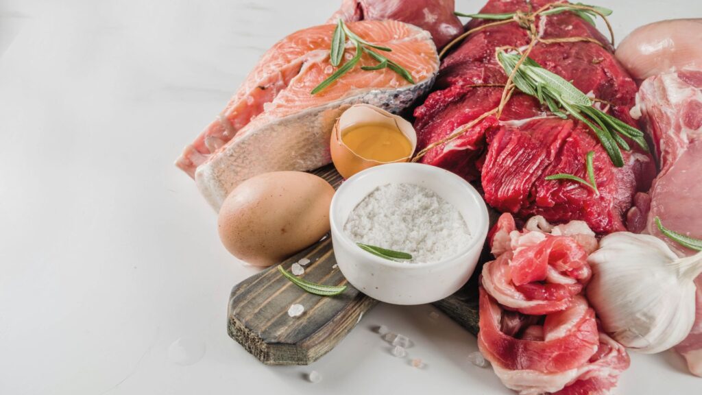 Lebensmittel der Carnivoren Diät als Sinnbild dass extreme Diäten nicht funktionieren