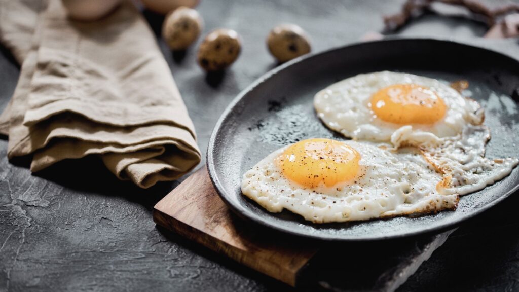 Eier in Pfanne als Zeichen für mehr Protein einer Biohacking Ernährung