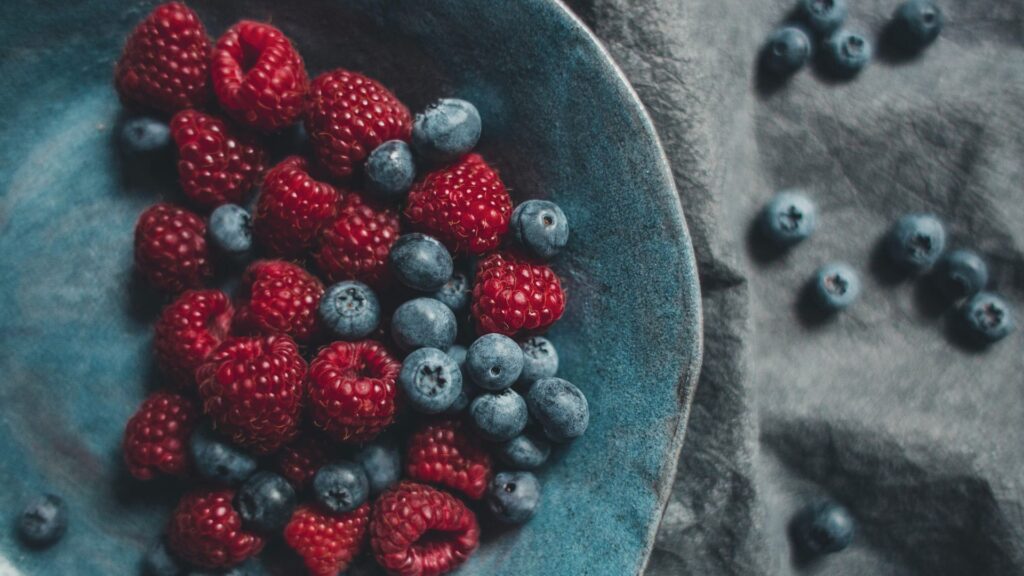 Dunkle Beeren auf einem Teller für mehr Fokus und Energie durch Biohacking