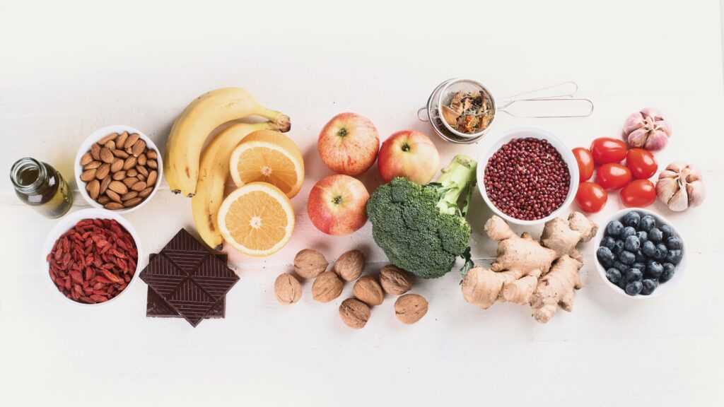 Gesunde Lebensmittel auf hellem Tisch - Unsere Ernährung beeinflusst die Langlebigkeit