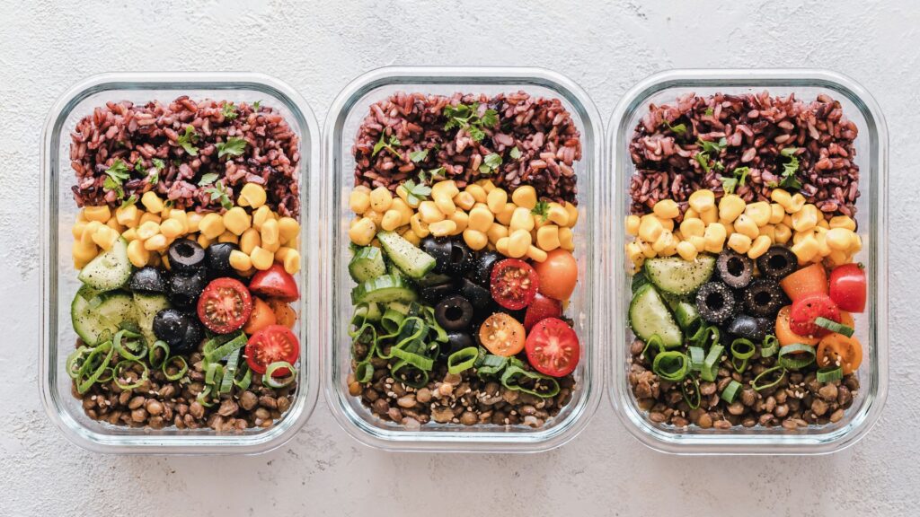 Glasbehälter mit Meal Prep - vorbereitete Mahlzeiten für minimalistische Ernährung