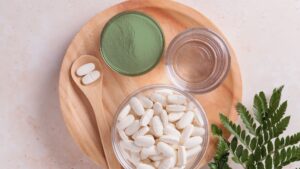Verschiedene Supplements auf einem Tisch, minimalistisch angeordnet – Fokus auf Reduktion aufs Wesentliche