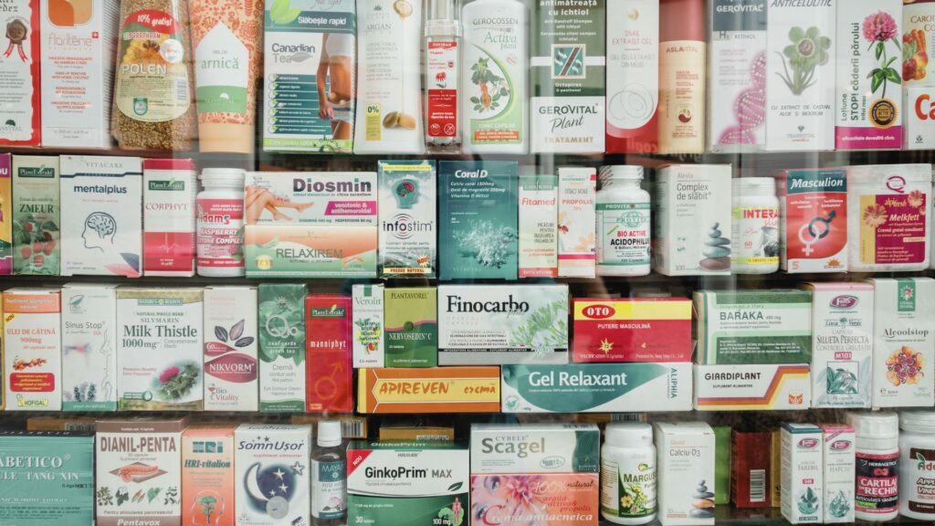 Pillen und Pulver auf einem unübersichtlichen Drogerie-Regal -symbolisiert die Komplexität der Supplement Branche