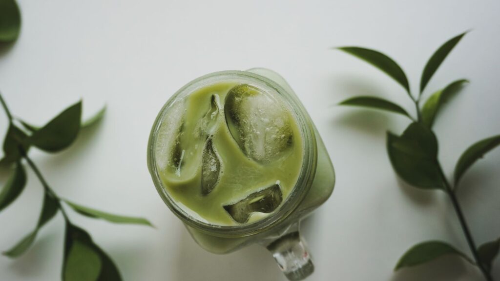 Green Drink im Glas mit Eiswürfeln von oben fotografiert - die Minimalistische Supplement Form