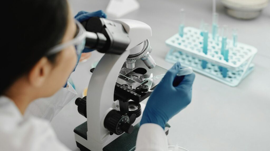 Frau im Labor wertet einen Methylierungstest aus