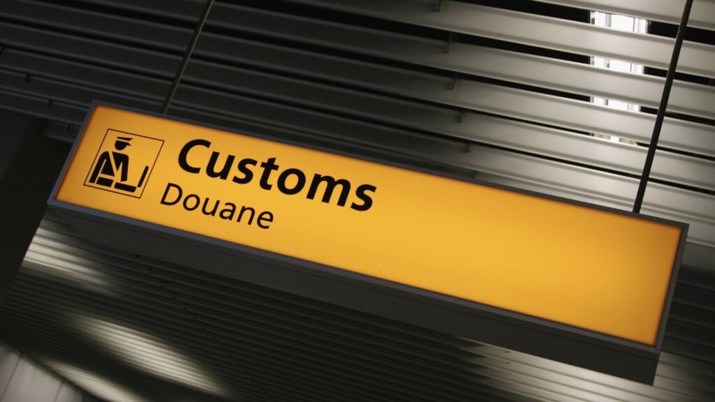 Customs / Douane Schriftzug wie am Flughafen als Symbol für die leicht problematische Abwicklung