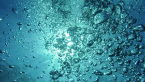 Bläschen im Wasser als Symbol für Wasserstoff im Biohacking