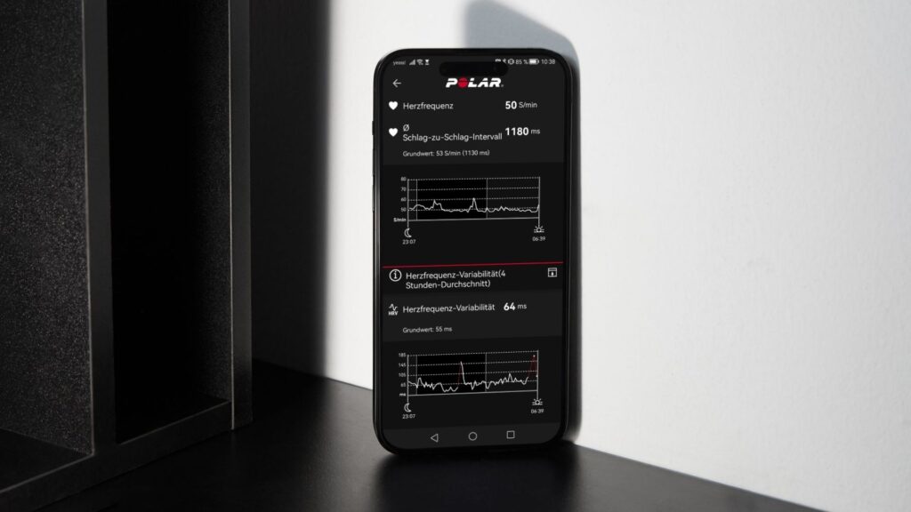 Smarthphone zeigt Vitaldaten, darunter eine um 10 Punkte gesteigerte HRV nach Test mit Sensate
