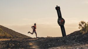 Trailrunner in der Natur mit Polar Grit X2 – Flatlay der Outdoor-Smartwatch für Biohacking & Performance