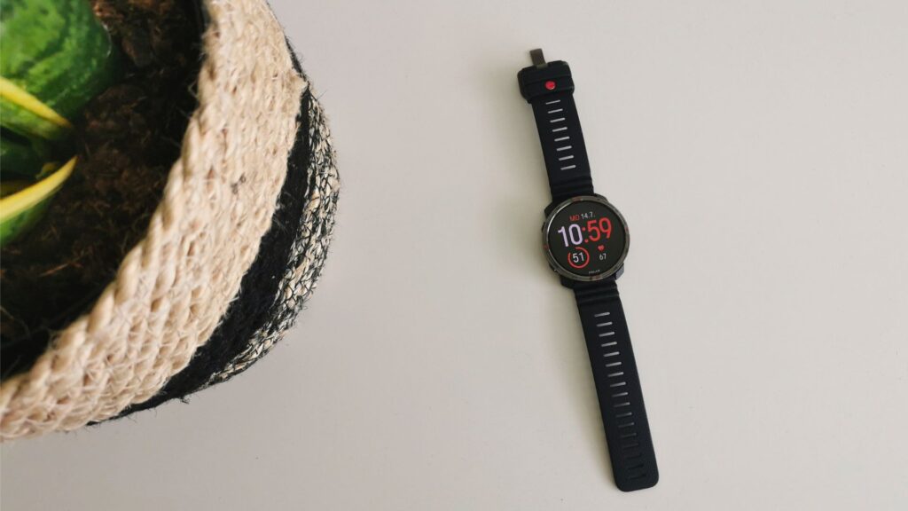 Polar Grit X2 Pro im Flatlay – modernes Display-Design und robuste Verarbeitung im Fokus