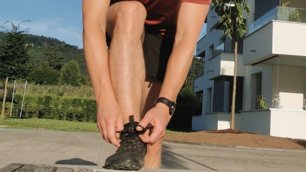 Mann vor dem Lauftraining mit Polar Grit X2 am Handgelenk – Tracking Uhr im Einsatz für Gesundheit und Performance