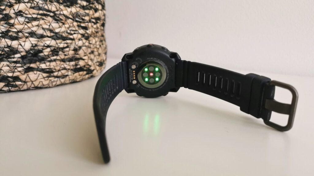 Nahaufnahme der Sensoren auf der Rückseite der Polar Grit X2 – Fokus auf biometrische Messung und Technologie