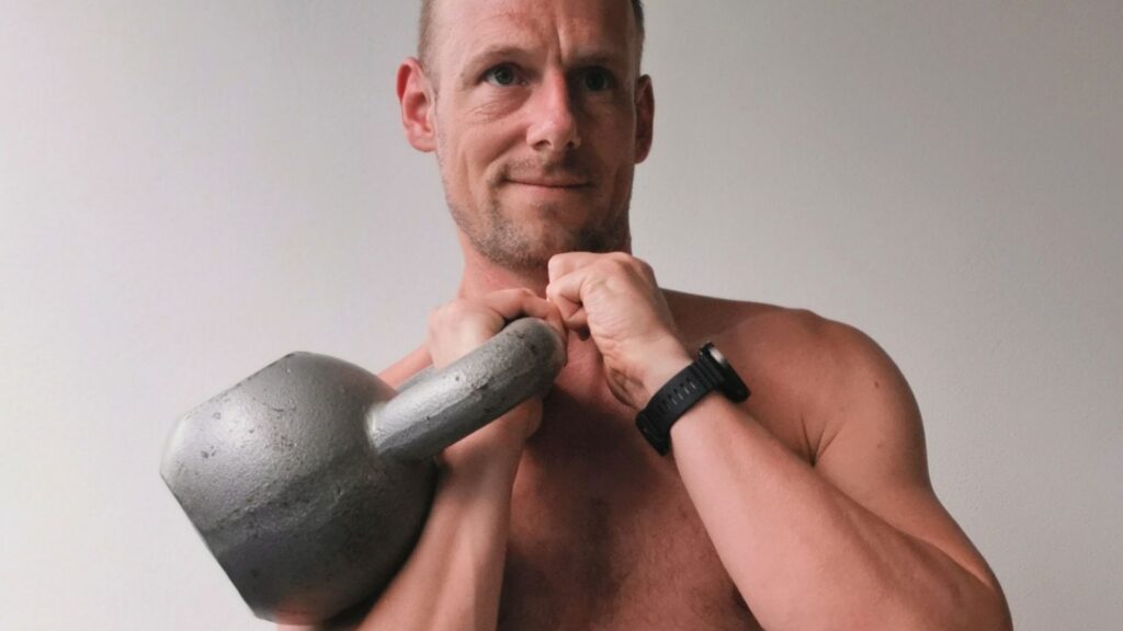 Polar Grit X2 im Alltags-Check – getragen bei Kettlebell-Workout mit Fokus auf Funktionalität