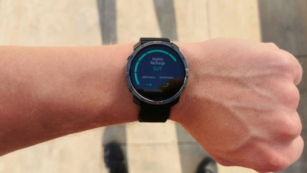 Display der Polar Grit X2 mit geöffnetem Recovery-Tab – zeigt erfasste Erholungsdaten im Überblick