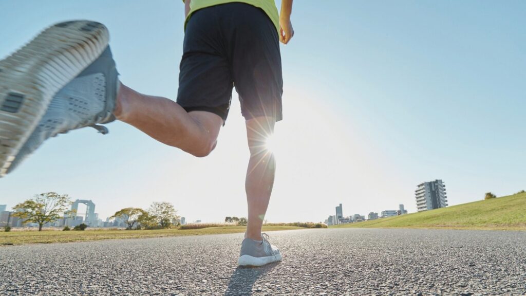 Mann macht Cardio-Training bei Tageslicht – natürlicher Biohack