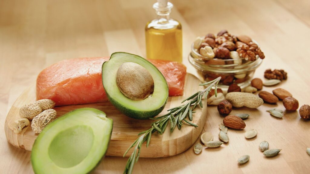 Lebensmittel mit Omega-3 und Omega-6: Lachs, Avocado, Nüsse und Pflanzenöl im Vergleich