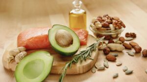 Lebensmittel mit Omega-3 und Omega-6: Lachs, Avocado, Nüsse und Pflanzenöl im Vergleich