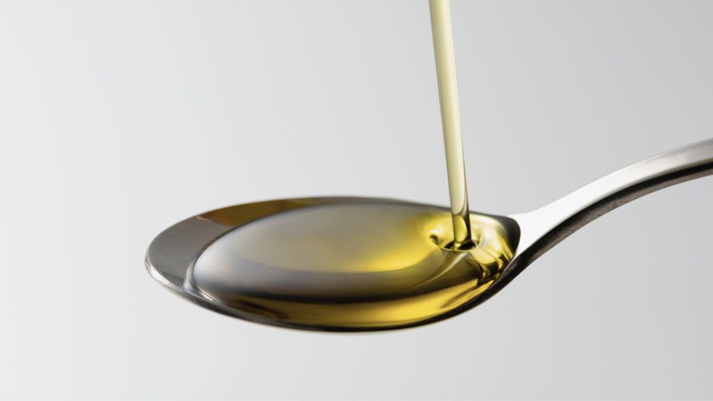 Hochwertiges Omega-3 Öl auf Löffel als Beispiel für richtige Supplementierung