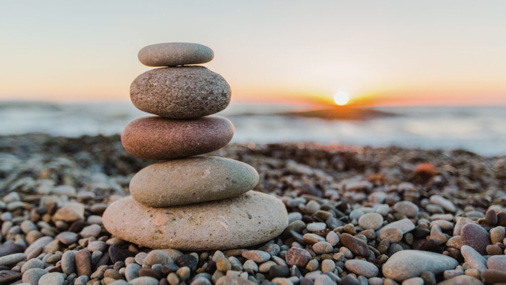 Morgenroutine für Balance und Fokus - Zen-inspirierte Steinformation bei Sonnenaufgang